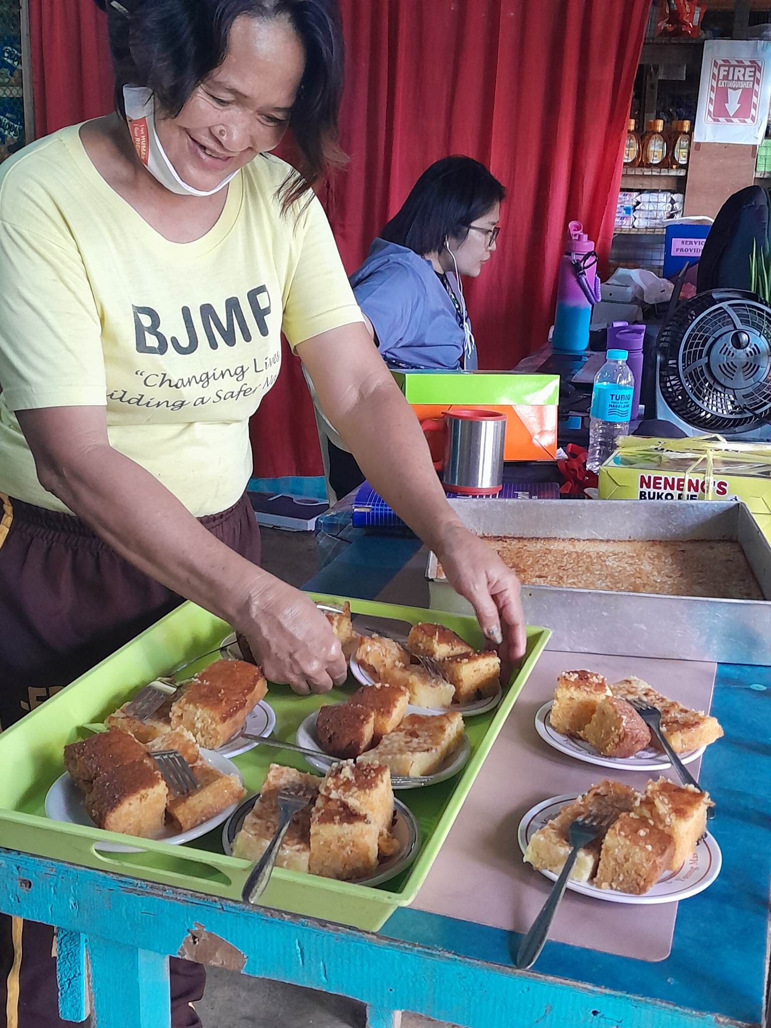 Inmates preparing snacks